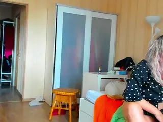 SquirtySexyMilf's Live Sex Cam Show