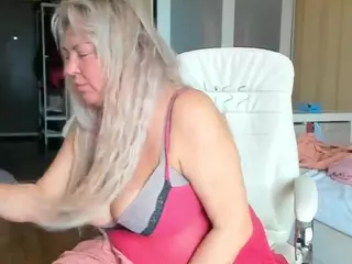 SquirtySexyMilf's Live Sex Cam Show