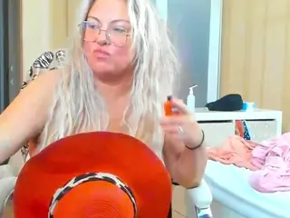 SquirtySexyMilf's Live Sex Cam Show