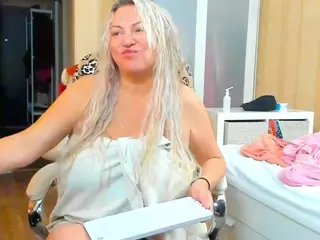SquirtySexyMilf's Live Sex Cam Show