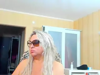 SquirtySexyMilf's Live Sex Cam Show