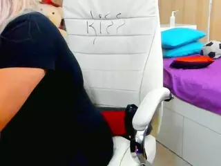 SquirtySexyMilf's Live Sex Cam Show