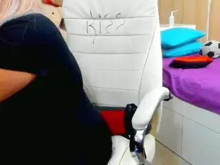 SquirtySexyMilf's Live Sex Cam Show