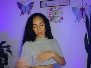 CassandraAndrews's Live Sex Cam Show