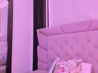 Dominique-110's Live Sex Cam Show