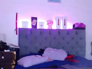 louisenails's Live Sex Cam Show