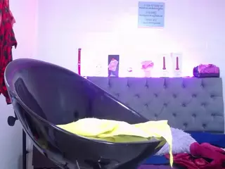 louisenails's Live Sex Cam Show