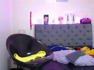 louisenails's Live Sex Cam Show