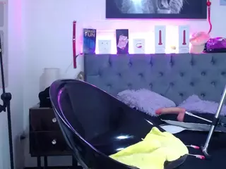 louisenails's Live Sex Cam Show