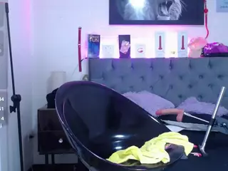 louisenails's Live Sex Cam Show