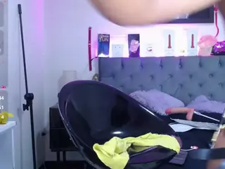 louisenails's Live Sex Cam Show