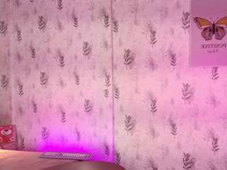 Live cam show with Emylie sexy body