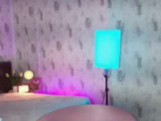 Live cam show with Emylie sexy body
