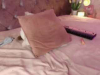 Live cam show with Emylie sexy body