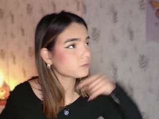 Live cam show with Emylie sexy body