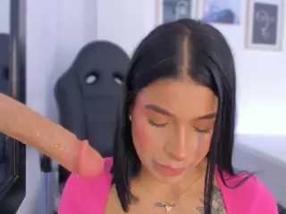 E M E L I E - 89's Live Sex Cam Show