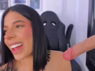 E M E L I E - 89's Live Sex Cam Show