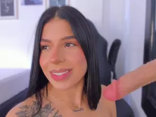 E M E L I E - 89's Live Sex Cam Show