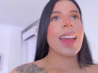 E M E L I E - 89's Live Sex Cam Show