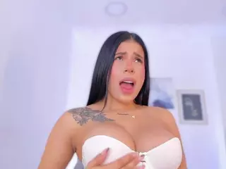 E M E L I E - 89's Live Sex Cam Show
