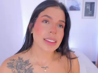 E M E L I E - 89's Live Sex Cam Show
