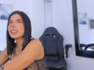 E M E L I E - 89's Live Sex Cam Show