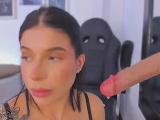 E M E L I E - 89's Live Sex Cam Show