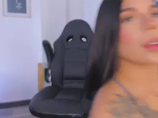 E M E L I E - 89's Live Sex Cam Show