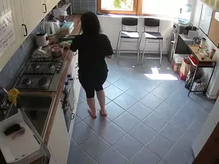 voyeurcam julmodels kitchen 2's Live Sex Cam Show