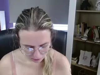 ZoeyFancy's Live Sex Cam Show