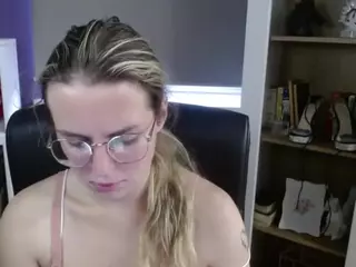 ZoeyFancy's Live Sex Cam Show