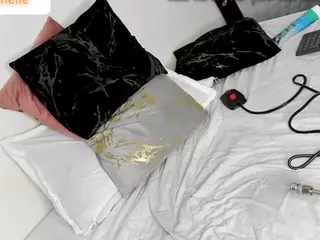 is_mishelle's Live Sex Cam Show
