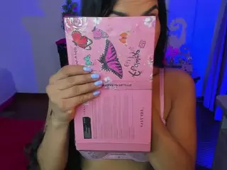 BrunetteOfYourDreams's Live Sex Cam Show