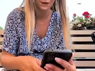 riskygirl9830's Live Sex Cam Show