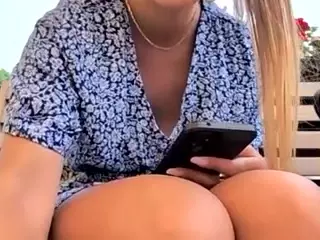 riskygirl9830's Live Sex Cam Show