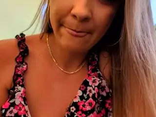 riskygirl9830's Live Sex Cam Show