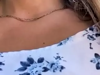 riskygirl9830's Live Sex Cam Show