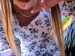 riskygirl9830's Live Sex Cam Show