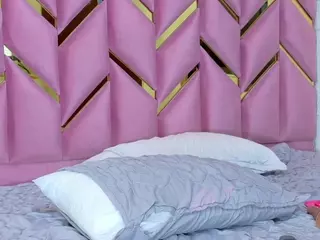 littleissues's Live Sex Cam Show