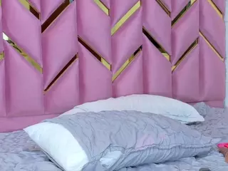 littleissues's Live Sex Cam Show