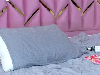 littleissues's Live Sex Cam Show