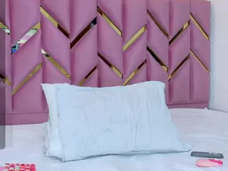 littleissues's Live Sex Cam Show
