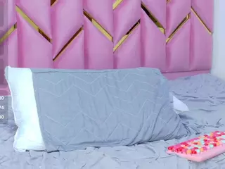 littleissues's Live Sex Cam Show