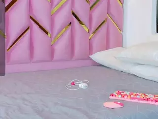 littleissues's Live Sex Cam Show