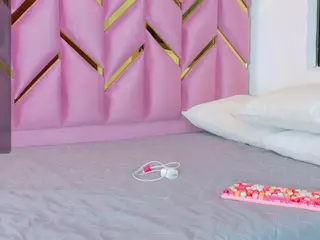 littleissues's Live Sex Cam Show