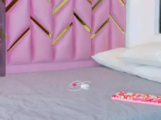 littleissues's Live Sex Cam Show