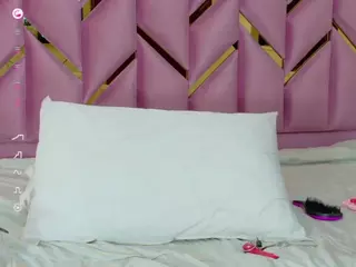 littleissues's Live Sex Cam Show