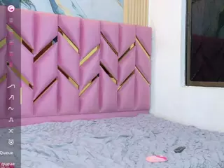 littleissues's Live Sex Cam Show
