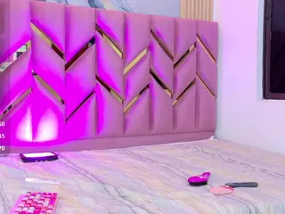 littleissues's Live Sex Cam Show