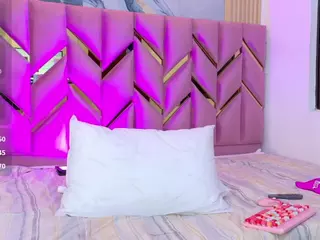 littleissues's Live Sex Cam Show